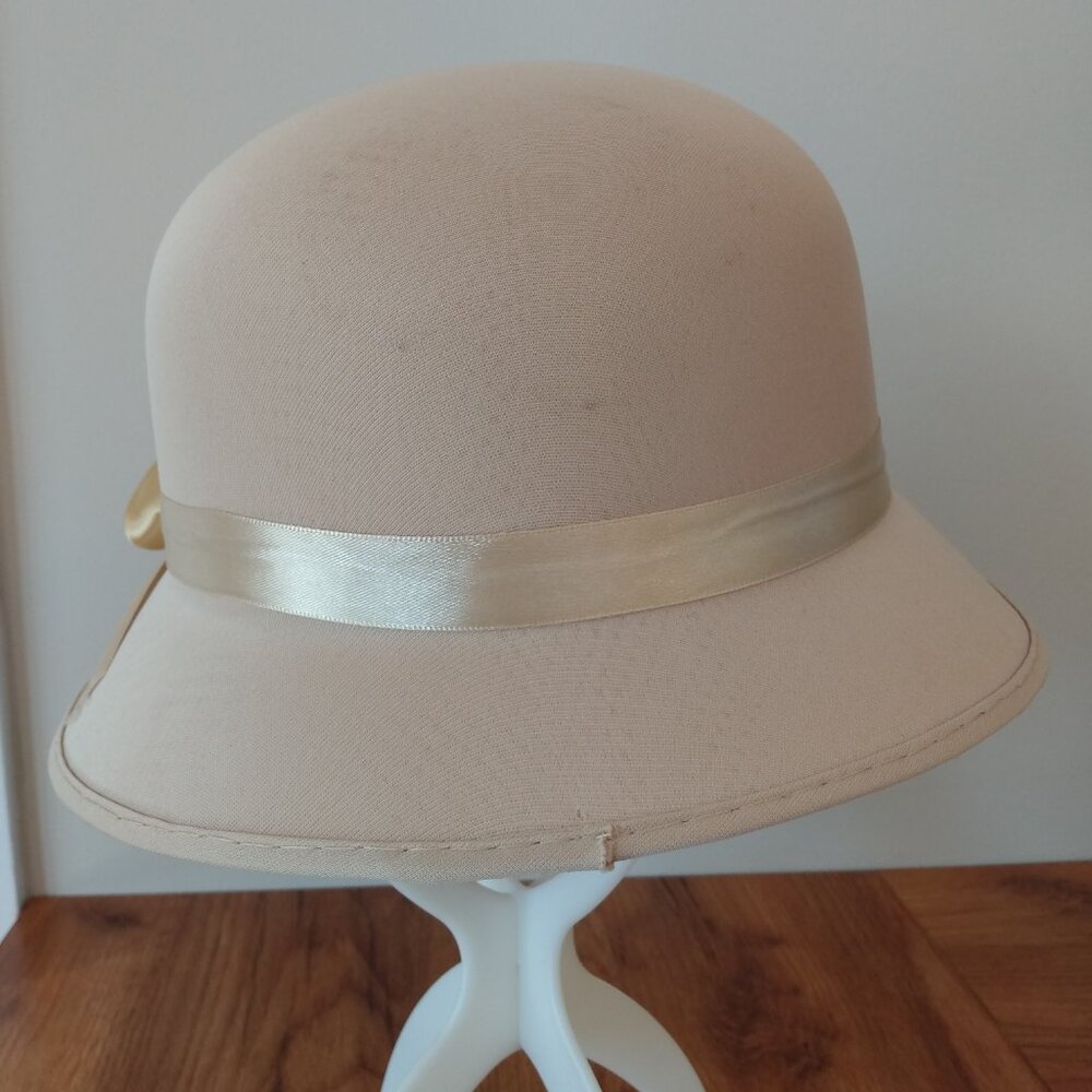 Vintage Cloche Hat Taupe with Satin Ribbon Flower Retro 70s Does 20s Style - Picture 3 of 8